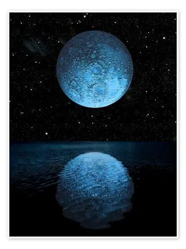 A blue moon rising over a calm alien ocean with a starry sky as a backdrop. de Marc Ward Stocktrek Images
