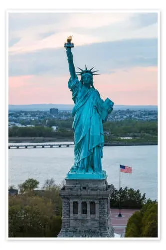 Aerial view of the Statue of Liberty at sunset, New York city, USA de Matteo Colombo