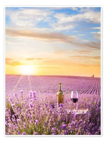Botella de vino en un campo de lavanda Editors Choice