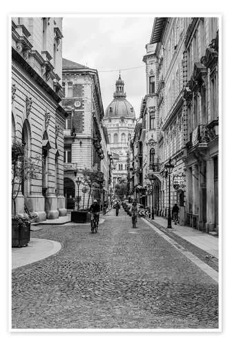 Budapest – ver en un callejón con la torre de la iglesia de Frank Herrmann