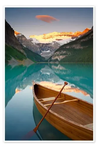 Canoe on Lake Louise at sunrise de Miles Ertman Robert Harding