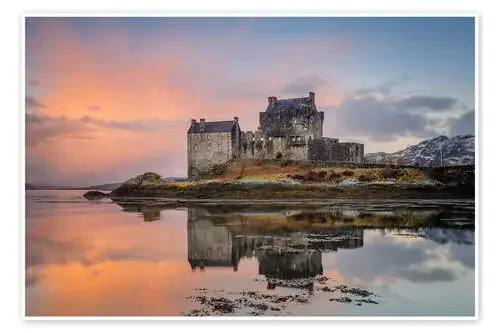 Dawn at Eilean Donan Castle (Eilean Donnan) on Loch Duich, Dornie, Kyle of Lochalsh, Scottish Highla de Andrew Sproule Robert Harding