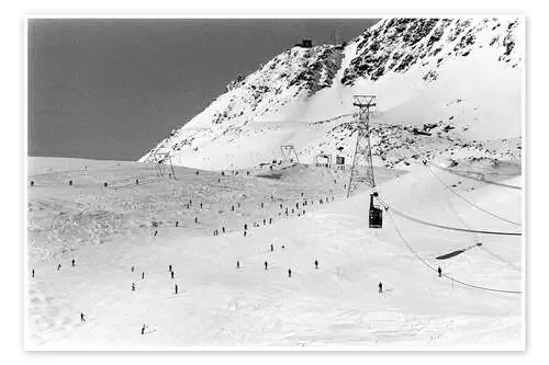 Downhill Skiing on the Mountain de Vintage Ski Collection akg-images
