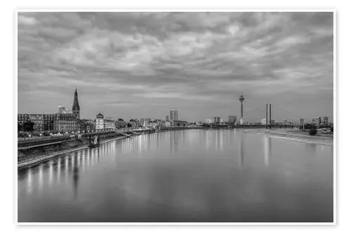 Düsseldorf skyline in the evening in black and white de Michael Valjak