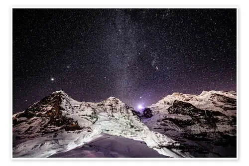Eiger, Monch and Jungfrau mountain peaks at night de Peter Wey