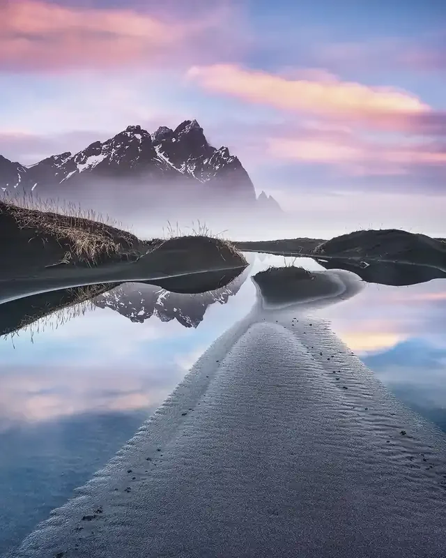 fotomural montañas de niebla azul y rosa suave de Sanders & Sanders – 612510