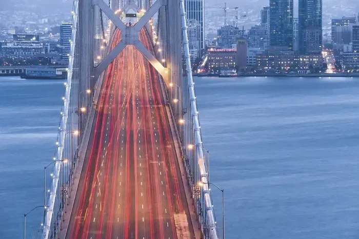 fotomural San Francisco Oakland Bay Bridge azul y rojo de Sanders & Sanders – 612549