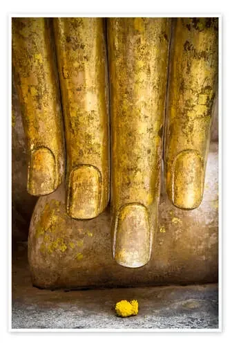 Golden fingers of a Buddha statue de Walter Quirtmair