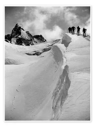 Hikers in Snowy Mountain Terrain de Vintage Ski Collection akg-images