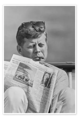 John F. Kennedy con un periódico de John Parrot Stocktrek Images