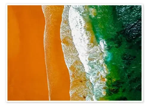 Las olas del mar y la playa de arena en Portugal de Radu Bercan