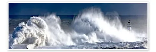 Las olas se están quemando en un faro de John Short Design Pics