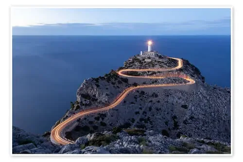 Light trail to the lighthouse at Cap Formentor, Mallorca de Michael Valjak