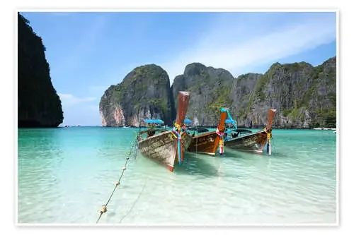 Long tail boats at Maya bay beach, Phi Phi island, Thailand de Matteo Colombo