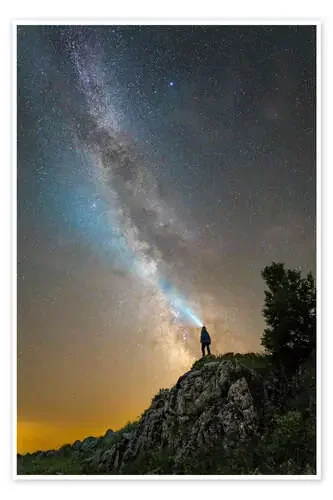 Man shining a flashlight on the Milky Way from atop a mountain in Russia. de Yuri Zvezdny Stocktrek Images