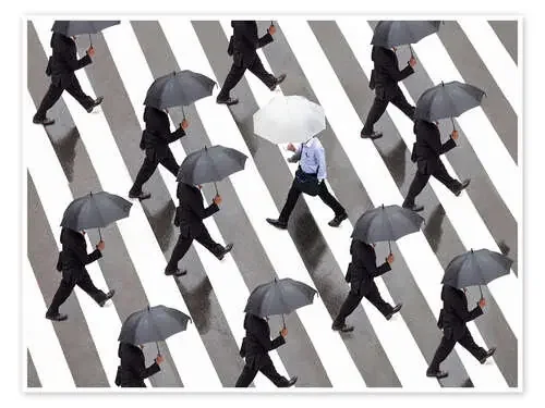 Man with umbrella and suit runs as a loner against the tide de Jan Christopher Becke