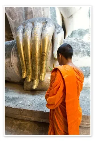 Monk praying in front of Buddha Hand de Matteo Colombo