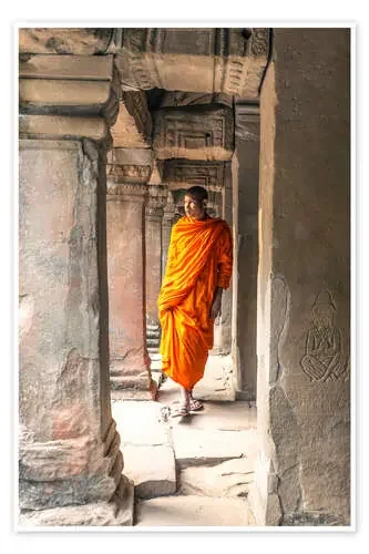 Monk walking inside Agkor Wat temple, Cambodia de Matteo Colombo
