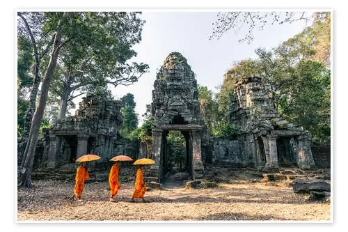 Monks with umbrellas inside Angkor Wat temples, Cambodia de Matteo Colombo