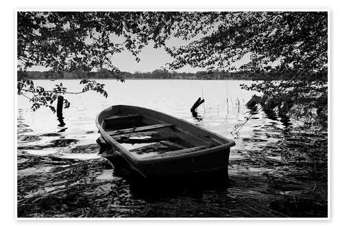 Old boat under trees – black white de Frank Herrmann
