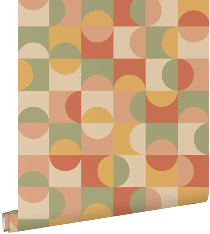papel pintado motivo geométrico en estilo Bauhaus rojo barro cocido, amarillo, verde y beige de ESTAhome – 130941