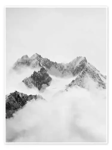Picos nublados cerca de las montañas de Finlay and Noa
