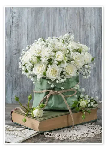 Rosas blancas y un libro de Elena Schweitzer