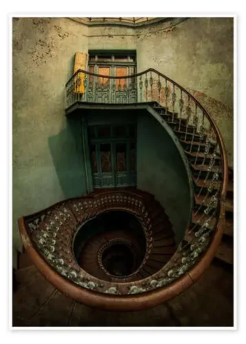 Spiral staircase in an old building de Jaroslaw Blaminsky