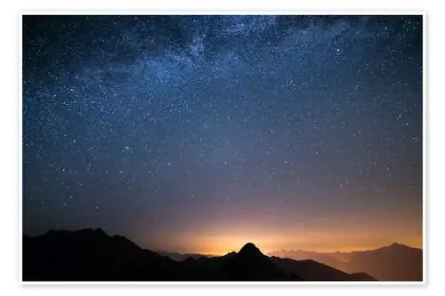 Starry sky and the majestic high mountain range of the Alps, de Fabio Lamanna
