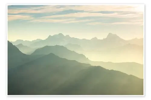 Sunlight behind mountain peaks silhouette, the Alps. de Fabio Lamanna