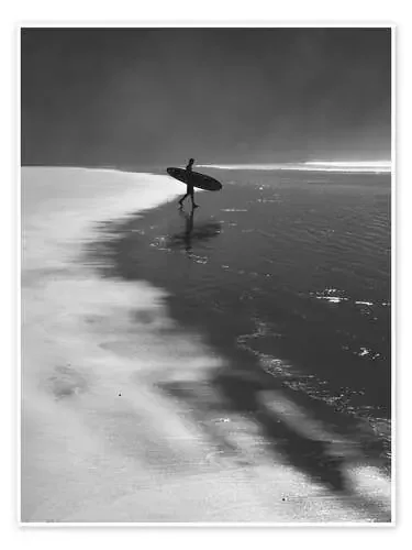 Un solitario surfista en su camino hacia el mar de Alex Saberi