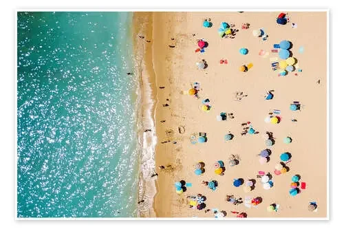 Vista aérea de gente en la playa de Radu Bercan