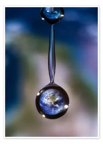 World locked in the waterdrop de Jaroslaw Blaminsky